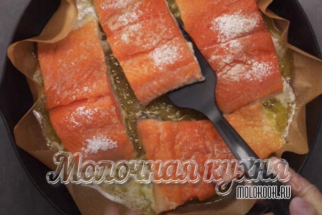 Жарка форели на пергаменте на сковороде