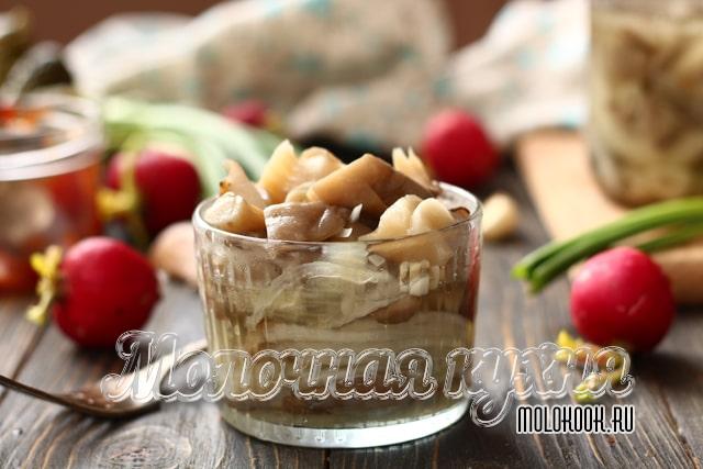 Хрустящие маринованные вешенки с луком, гвоздикой, чесноком и уксусом