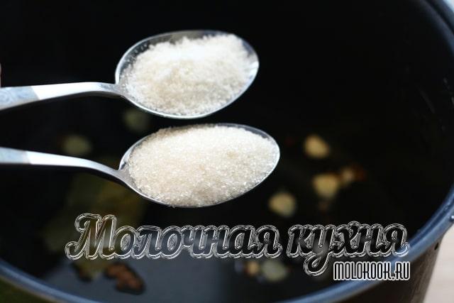 Добавить соль и сахар