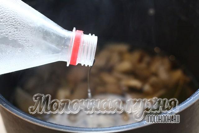 Влить уксус и масло