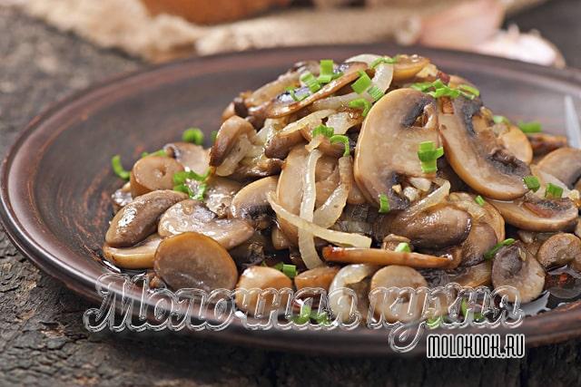 Шампиньоны, жаренные с луком на сковороде