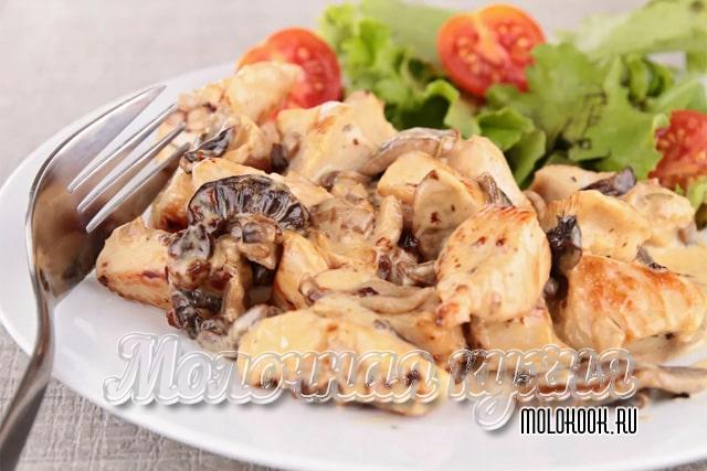 Шампиньоны с курицей на сковороде