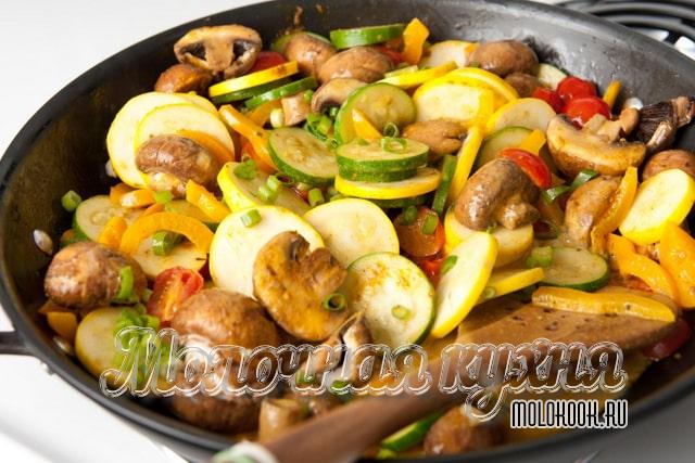 Шампиньоны с овощами на сковороде