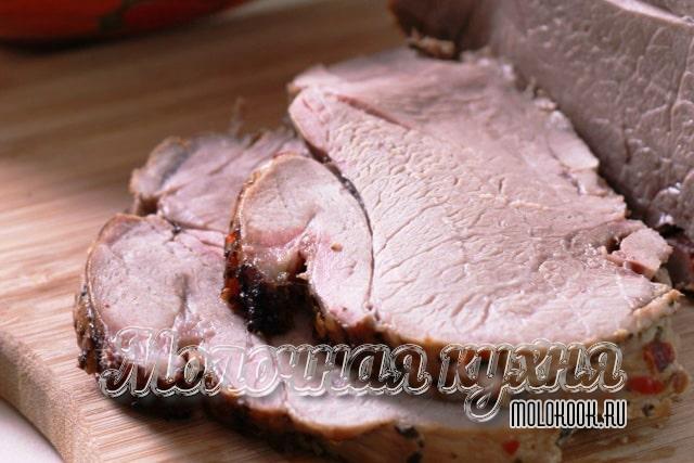 Буженина, замоченная в рассоле и запеченная в духовке
