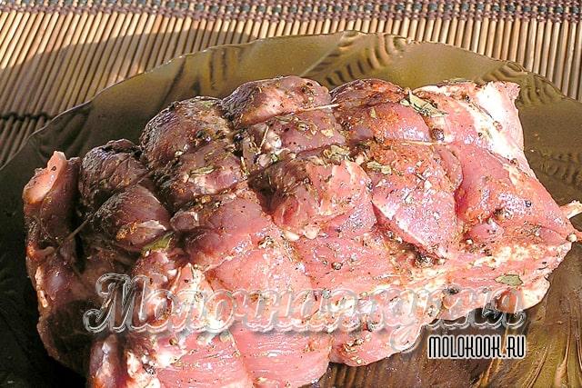 Мясо, перевязанное нитью