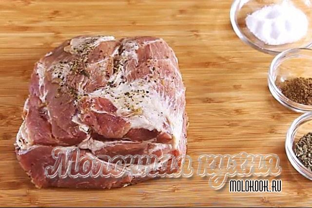 Кусок мяса, натертый солью и перцем