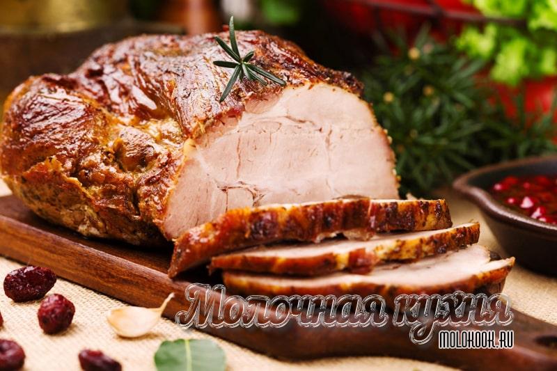 Домашняя буженина из свинины, запеченная в духовке
