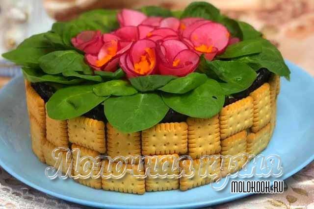 Яркий салат «Фиалка» с копченой курицей и корейской морковкой