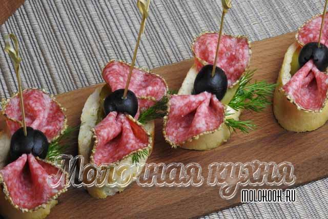 Бутерброды с салями, соленым огурцом и маслинами