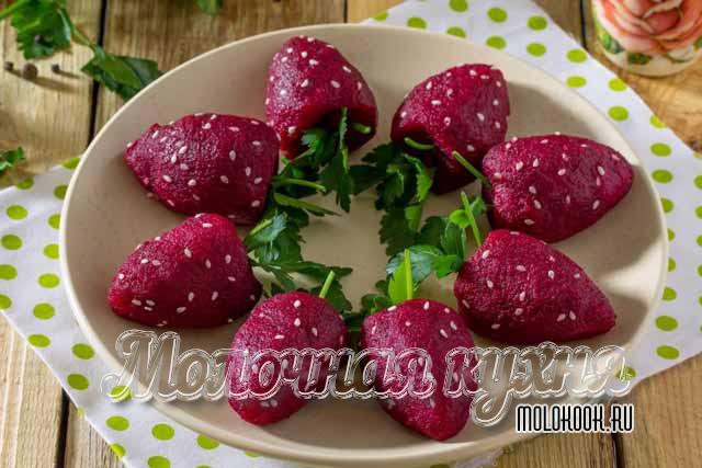 Закуска «клубнички» с селедкой и свеклой