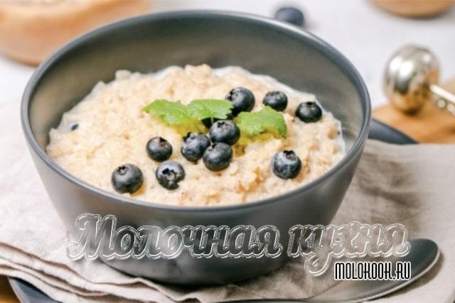 Каша на молоке из дробленой крупы с черникой