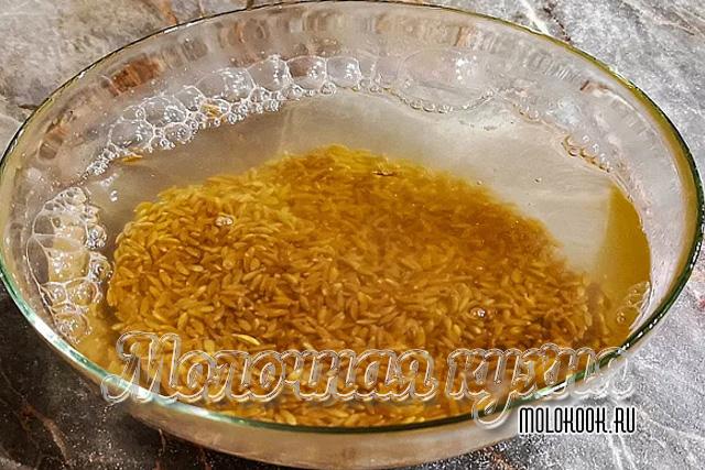 Промывание крупы в миске
