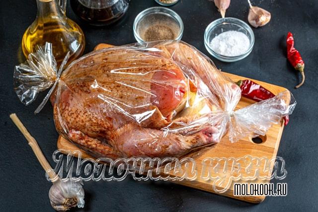 Запекание курицы в рукаве