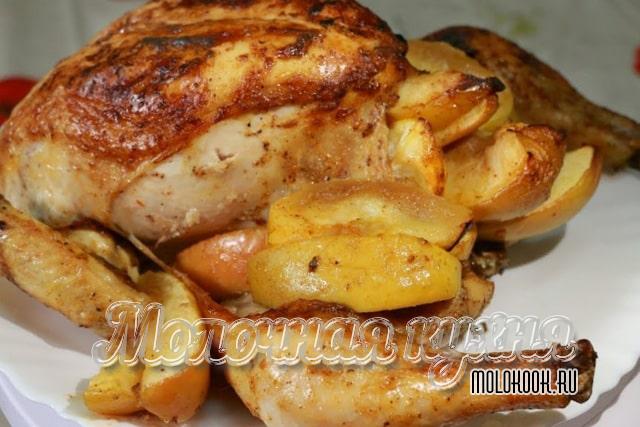 Курица с яблоками целиком в духовке