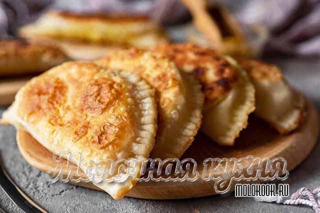 Сладкие чебуреки с творогом