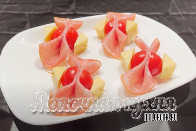 Канапе «Бантик» с ветчиной, сыром и томатами черри