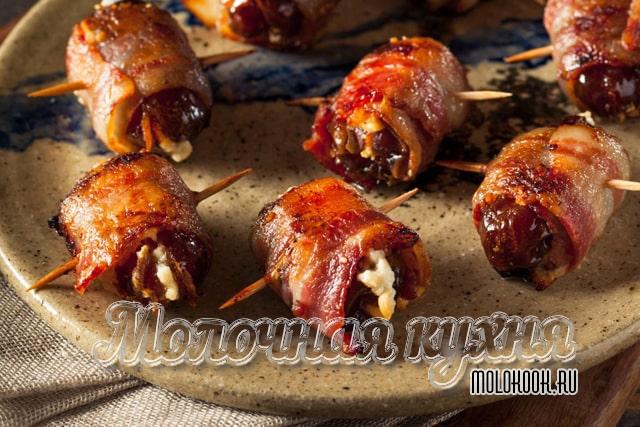 Горячая закуска «По-шведски» из фиников, сыра и бекона