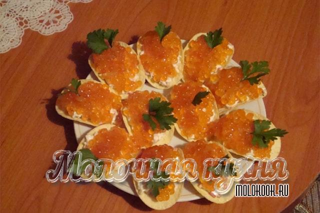 Закуска "Морские сокровища" на чипсах с икрой, семгой и креветками