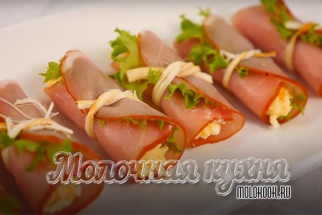 «Кармашки» из балыка с сыром и чесноком