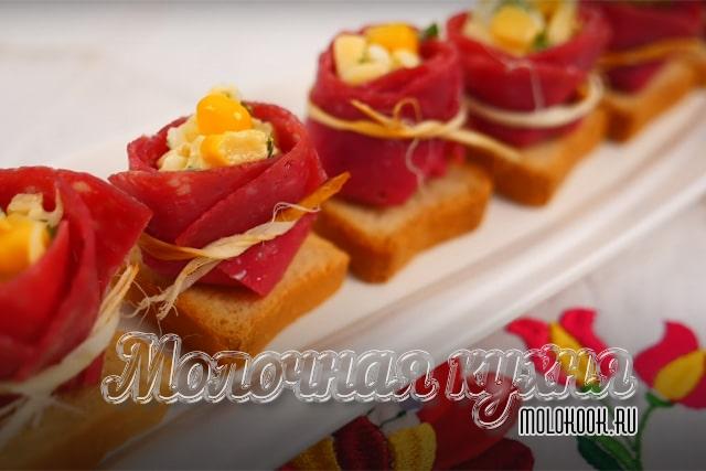Колбасные «Цветочки» с консервированной кукурузой