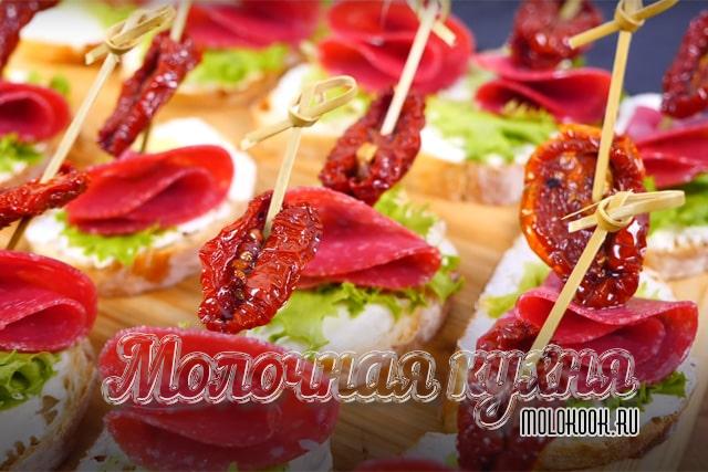 Бутерброды с колбасой и вялеными помидорами