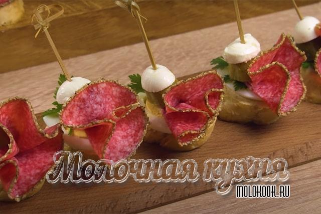 Бутерброды с салями, моцареллой, яйцом и маринованным огурцом