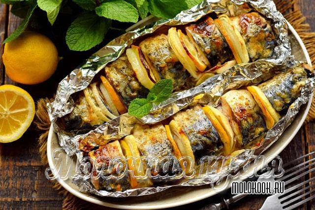 «Гармошка» с лимоном и луком в лодочках из фольги