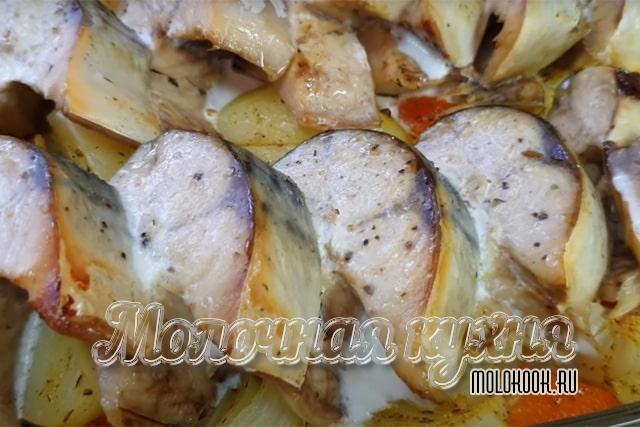 Кусочки скумбрии в кефире, запеченные с картошкой