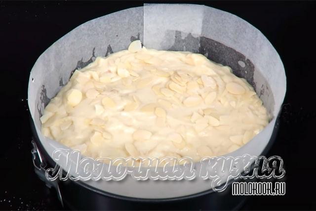 Верх присыпан орехами
