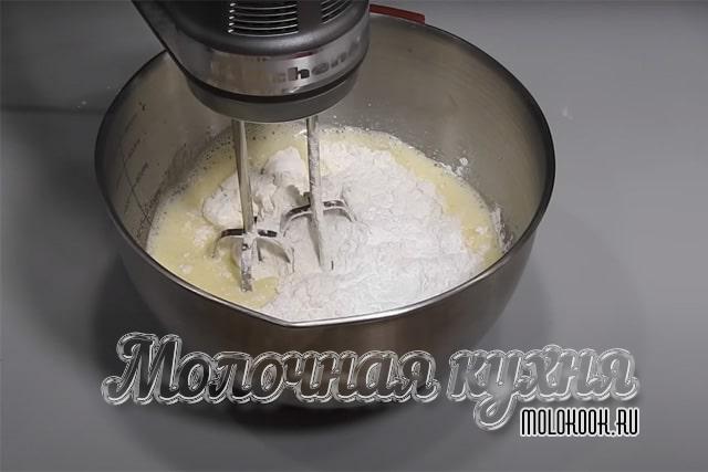 Перемешивание миксером муки