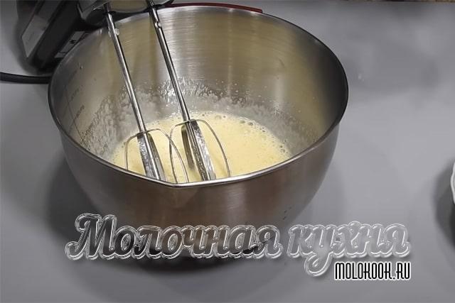 Взбивание яиц с сахарным песком