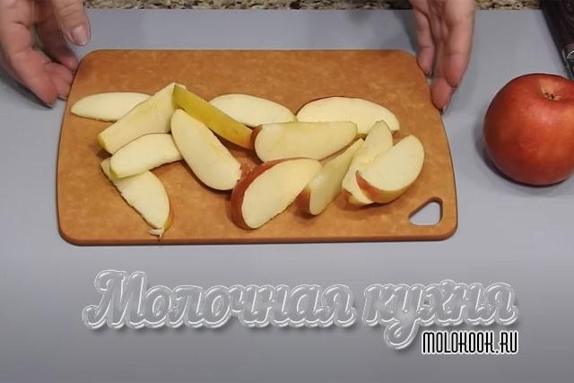 Нарезанное яблоко