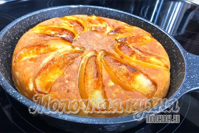 Пирог с яблоками на кефире «Дачный удачный» на сковороде