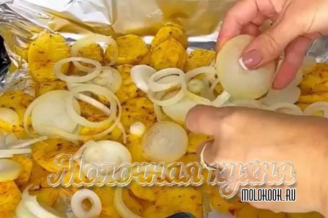 Разложить картофель и лук
