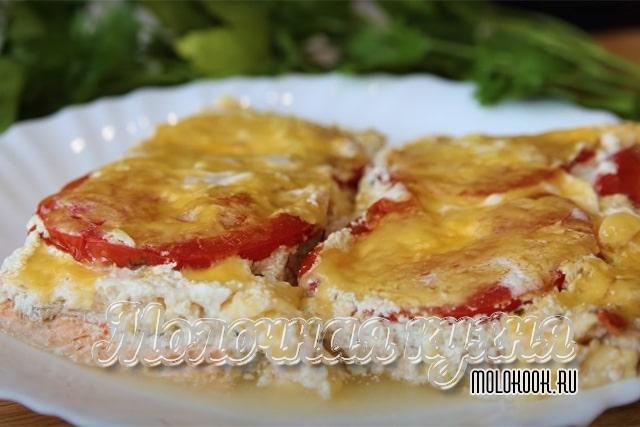 Кусочками со сметаной, сыром и помидорами