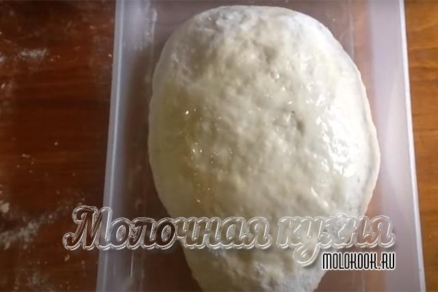 Замесить и поставить подходить тесто