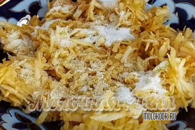 Натереть тыкву и яблоко, смешать с сахаром