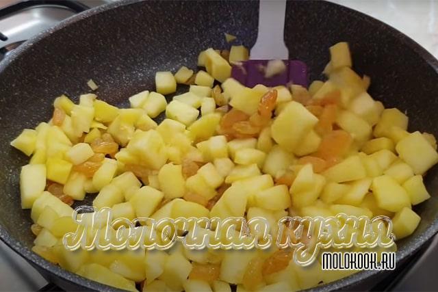Яблоки с изюмом на сковороде