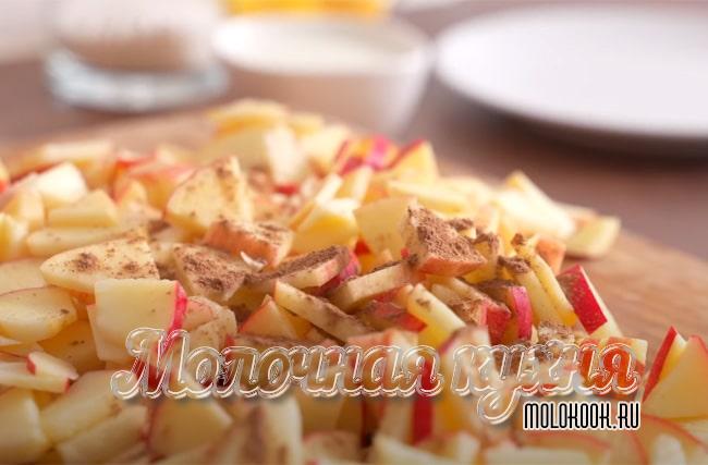 Смешать нарезанные яблоки с корицей