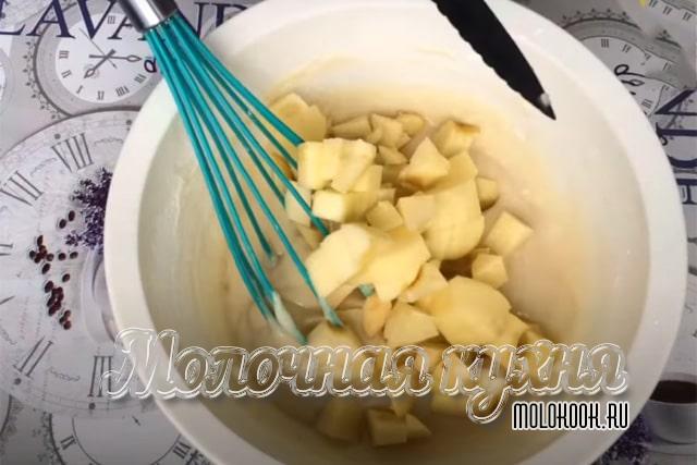 Добавить яблочные кубики