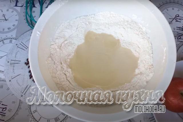 Влить воду и масло
