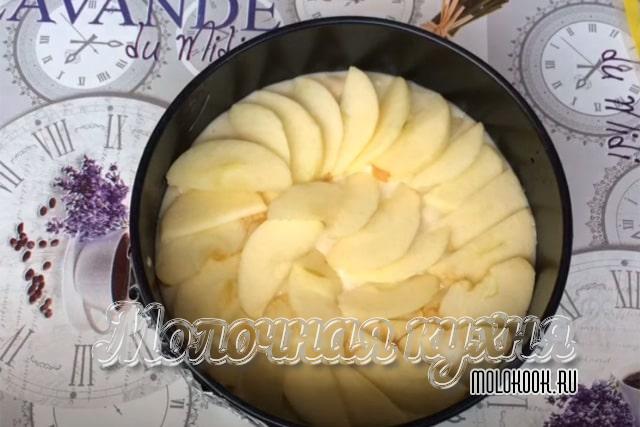 Уложить дольки яблок