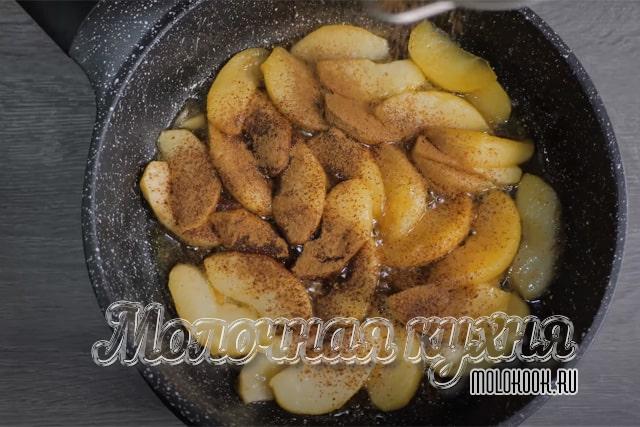 Посыпать яблоки корицей через ситечко