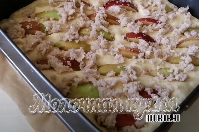 Посыпать пирог масляной крошкой