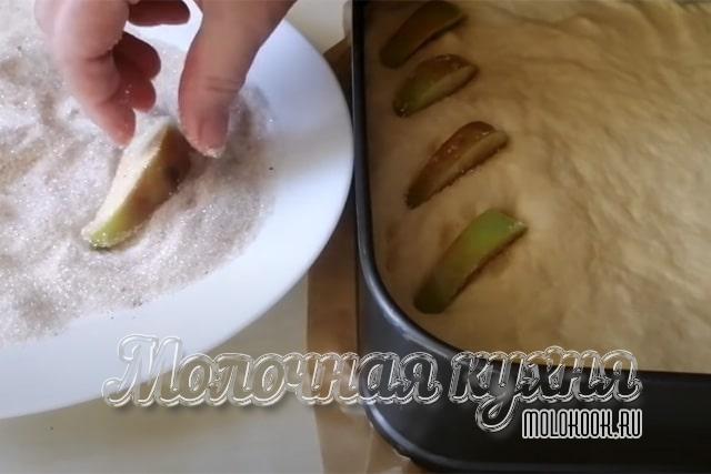 Обвалять дольки в сахаре с корицей, утопить в тесте