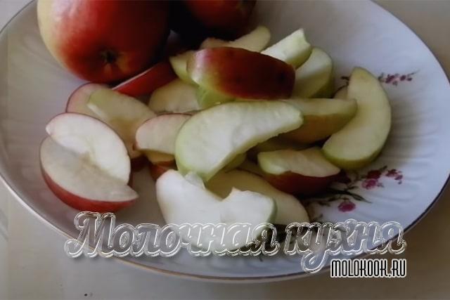 Порезать яблоки на дольки