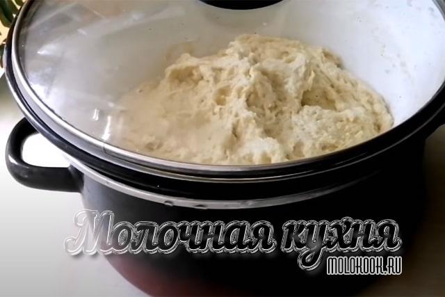 Оставить подходить на кастрюле с водой