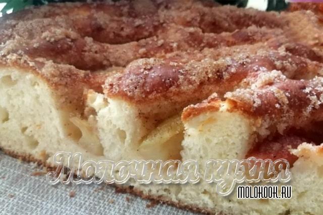Сдобный дрожжевой «Сахарный» пирог с яблоками на скорую руку
