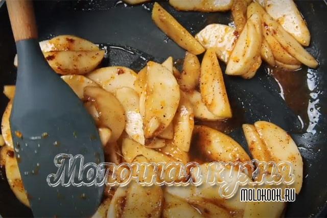 Томить яблоки с медом, корицей и цедрой