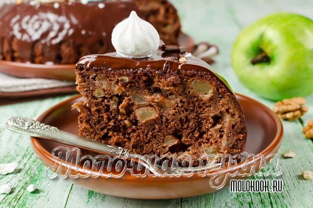 Бюджетный шоколадный пирог «Баба Яга» с яблоками и какао